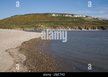 Newton Strand in der Nähe der Mündung des Ogmore Flusses mit dem Bergdorf Ogmore am Meer Stockfoto