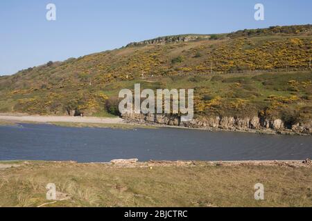 Blick über den Ogmore Fluss an seiner Mündung an einem klaren Frühlingsnachmittag Stockfoto