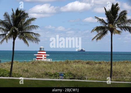 MIAMI BEACH, FL - APRIL 28: Gesamtansicht des South Pointe Parks in Miami Beach während der Coronavirus-Pandemie am 28. April 2020 in Miami Beach, Florida. Ab April 29 wird Miami-Dade County öffentliche Parks, Yachthäfen und Golfplätze eröffnen, da Phase 1 des Endes des Coronavirus-Stillstands in Gang kommt. COVID-19 hat sich in den meisten Ländern der Welt verbreitet und fordert über 215,000 Leben mit Infektionen über 3.1 Millionen Menschen. (Foto von Alberto E. Tamargo/Sipa USA) Stockfoto