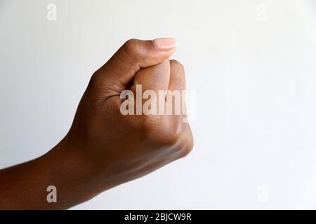 Isolierte schwarze afrikanische indische Hand geballt in einer Faust, die schwarze Macht symbolisiert Stockfoto