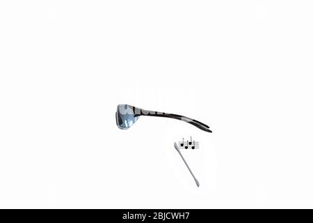 Sonnenbrillen, Ohrhörer + Musiknoten. Konzept: Unsichtbarer Mann, moderner Mann, Mode, Streaming, Kopfhörer, Mann der Welt, hirnlos, verbunden Stockfoto