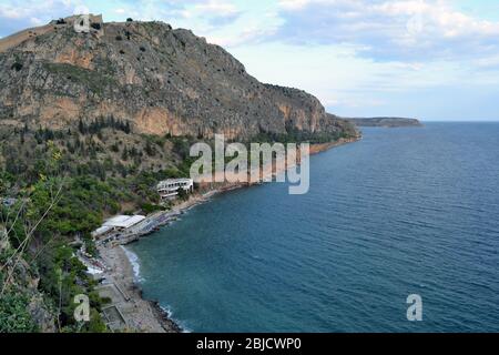 Arvanitia Strand und Palamidi in Nafplio, Griechenland. Stockfoto