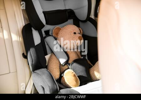 Sicherheit Autositz für Baby mit Teddybär Stockfoto