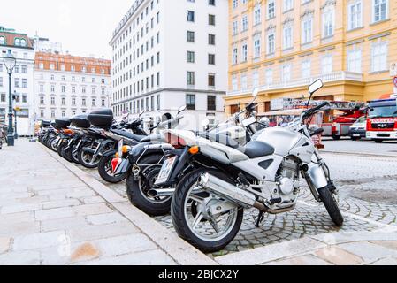 Wien, Österreich - 16. Mai 2019: Blick auf die Stadt Motorrad fahrräder Parkplätze Stockfoto
