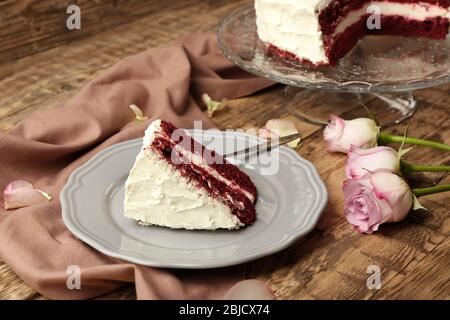 Köstlicher roter Samtkuchen auf Holzhintergrund Stockfoto