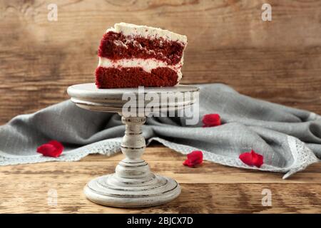 Köstlicher roter Samtkuchen auf Holzhintergrund Stockfoto