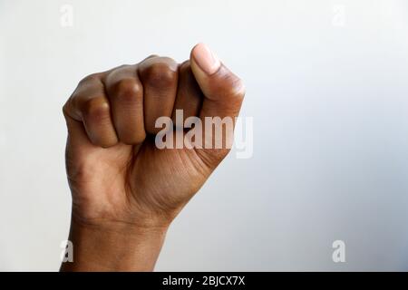 Isolierte schwarze afrikanische indische Hand geballt in einer Faust, die schwarze Macht symbolisiert Stockfoto