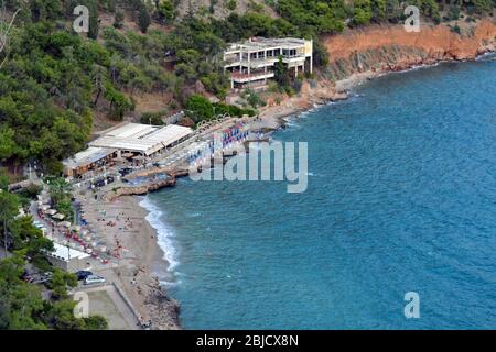 Strand von Arvanitia in Nafplio, Griechenland. Stockfoto