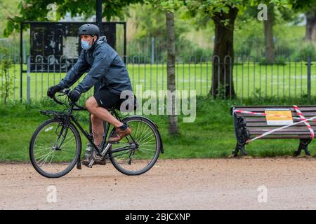 London, Großbritannien. April 2020. Nieselregen bedeutet, dass Clapham Common relativ ruhig ist und die Warnschilder des Lambeth council immer noch draußen sind, was bedeutet, dass die Bänke und der Musikpavillon noch geschlossen sind. Die "Lockdown" geht weiter für den Ausbruch des Coronavirus (Covid 19) in London. Kredit: Guy Bell/Alamy Live News Stockfoto