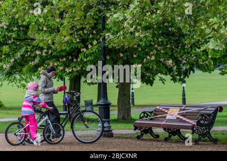 London, Großbritannien. April 2020. Nieselregen bedeutet, dass Clapham Common relativ ruhig ist und die Warnschilder des Lambeth council immer noch draußen sind, was bedeutet, dass die Bänke und der Musikpavillon noch geschlossen sind. Die "Lockdown" geht weiter für den Ausbruch des Coronavirus (Covid 19) in London. Kredit: Guy Bell/Alamy Live News Stockfoto