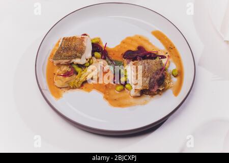 Mahlzeit von gekochtem Kabeljau Fisch mit schwarzen Oliven und grünen Bohnen Stockfoto