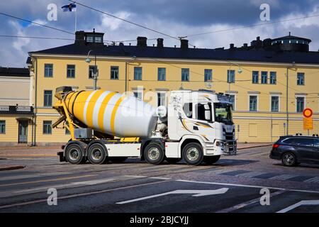 Die nächste Generation Scania Betonmischer von Kuljetus S Suorsa Ky im Stadtverkehr an einem sonnigen Tag im Zentrum von Helsinki, Finnland. 29. April 2020. Stockfoto