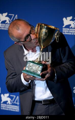 Venedig, Italien. 09. September 2017: Kamel El Basha posiert mit dem Coppa Volpi für den besten Schauspieler-Preis für die Beleidigung (L'Insulte) Stockfoto