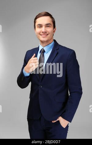 Junge schöne Geschäftsmann auf weißem Hintergrund Stockfoto