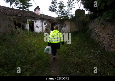 Ein Freiwilliger, der eine Schutzmaske und Handschuhe trägt, liefert Beutel mit Lebensmitteln und Hygieneprodukten an verschiedene Orte in der Stadt.der Gemeinderat von Penha de França hat ein Projekt mit dem Namen "Sozialwarengeschäft" durchgeführt, Wo eine Struktur verwendet wird, um Lebensmittel und Körperpflegeprodukte von Supermärkten und Schulen gespendet lagern. Diese werden verpackt und dann von freiwilligen Mitarbeitern an Menschen verteilt, insbesondere an ältere und kranke Menschen, die obdachlos oder körperlich arbeitsunfähig sind und sich aufgrund einer Zwangshaft aufgrund der COVID-19-Pandemie in einer gefährdeten Situation befinden. Stockfoto