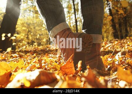 Beine der Frau zu Fuß im Herbst Park an sonnigen Tag Stockfoto
