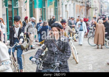 Lviv, Ukraine - 4. Mai 2019: Stadt Geburtstagsfest Menschen fahren alte Retro-Fahrräder Stockfoto