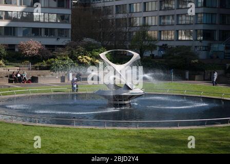 Konstruktivistische Skulptur Brunnen Landschaft Teich 1970er Drehtorsion St. Thomas Hospital Westminster Bridge Rd, Bishop's, London SE1 b y Naum Gabo Stockfoto