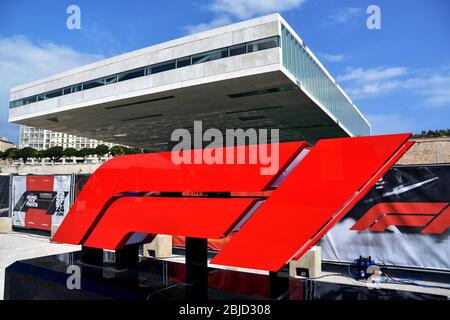 Marseille, Frankreich. April 2020. Ein F1-Logo vor der Villa Mediterranean während der Absage des Formel 1-Festivals inmitten der Coronavirus-Krise. Der Formel 1 Grand Prix von Frankreich, der am 28. Juni 2020 auf dem Paul-Ricard-Kurs in Le Castellet stattfinden soll, wird wegen der Pandemie von Covid-19 abgesagt. Quelle: SOPA Images Limited/Alamy Live News Stockfoto