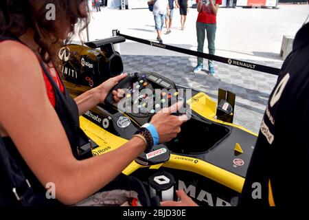 Marseille, Frankreich. April 2020. Eine Frau hält während der Absage des Formel 1 Festivals inmitten der Coronavirus-Krise ein Formel 1-Fahrmodul. Der Formel 1 Grand Prix von Frankreich, der am 28. Juni 2020 auf dem Paul-Ricard-Kurs in Le Castellet stattfinden soll, wird wegen der Pandemie von Covid-19 abgesagt. Quelle: SOPA Images Limited/Alamy Live News Stockfoto