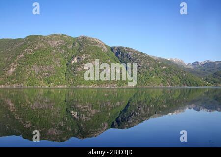 Schöne Landschaft im Fjord, mit Reflexionen der Berge im Wasser. Peace & Tranquility, Rosendal, Hardangerfjord, Norwegen. Stockfoto