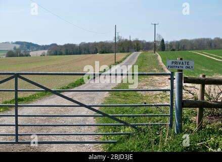 Tor über die Straße, die zu Farm Blockierung Zugang für Mitglieder der Öffentlichkeit / Stockfoto