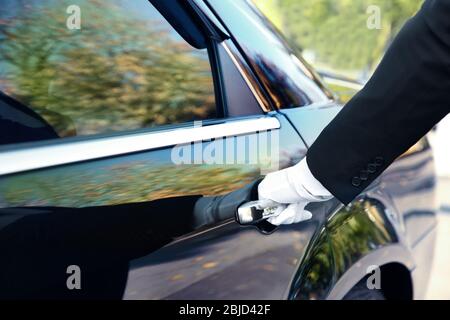 Nahaufnahme der Tür des Chauffeurs, der die Autotür öffnet Stockfoto