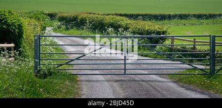 Tor über die Farmstraße, die den Zugang zu Fahrzeugen verweigert, aber dennoch den Spaziergängern erlaubt, über einen Fußweg zu passieren. Stockfoto