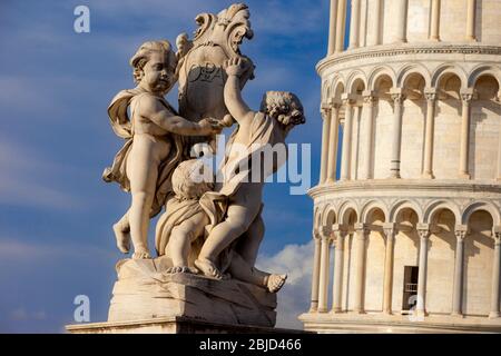 Cherubs unterhalb des Schiefen Turms von Pisa, Toskana, Italien Stockfoto