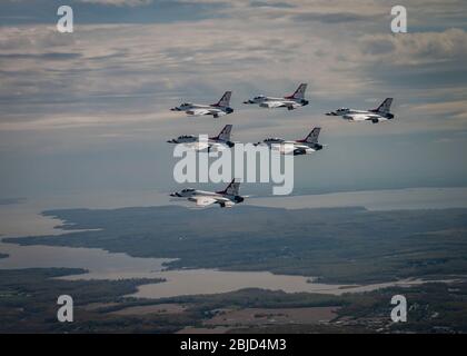 Die US Air Force Air Demonstration Squadron, die Thunderbirds, fliegen während der Amerika Starken Überführung am 28. April 2020 in der Nähe von New York City über die Küste. America Strong ist ein Gruß der Marine und der Luftwaffe, um im Rahmen der COVID-19-Pandemie Beschäftigte im Gesundheitswesen, Ersthelfer und andere wichtige Mitarbeiter zu würdigen. Stockfoto