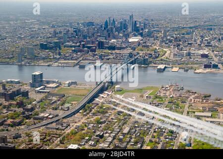 Die US Air Force Air Demonstration Squadron, die Thunderbirds, fliegen über Camden in Richtung Philadelphia während der Amerika Starken Überführung 28. April 2020 in Philadelphia, Pennsylvania. America Strong ist ein Gruß der Marine und der Luftwaffe, um im Rahmen der COVID-19-Pandemie Beschäftigte im Gesundheitswesen, Ersthelfer und andere wichtige Mitarbeiter zu würdigen. Stockfoto