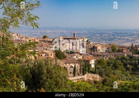 Blick über die mittelalterliche Stadt Montalcino, Toskana, Italien Stockfoto