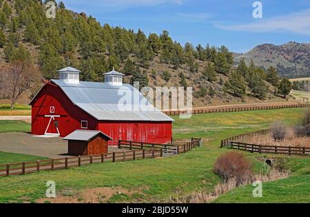 Eine wunderschöne rote Scheune auf einer Ranch in der Nähe des John Day River im Zentrum von Oregon. Stockfoto