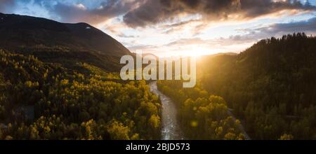 Luftpanoramic Blick auf das schöne Tal mit kanadischen Berglandschaft Stockfoto