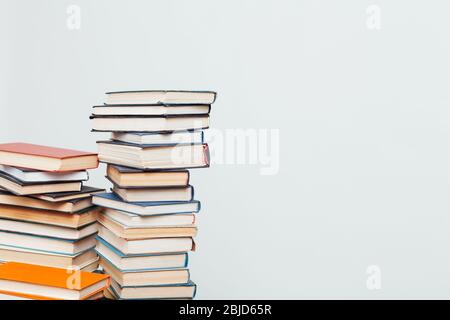 Eine Menge Stapel von Lehrbüchern für Hochschule auf einem weißen Hintergrund Stockfoto