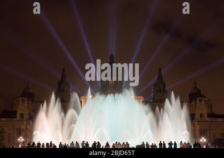 Barcelona, Spanien - 19. September 2014: Nächtliche Lichtshow des Magic Fountain in Barcelona, Katalonien, Spanien. Magische Brunnen von Montjuic Licht zeigen eine Stockfoto