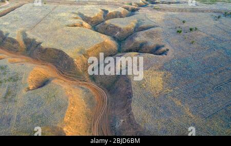 Bodenerosion in der Steppe Zone des Kaspischen Tiefland. Luftaufnahme. Stockfoto