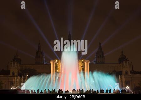 Barcelona, Spanien - 19. September 2014: Nächtliche Lichtshow des Magic Fountain in Barcelona, Katalonien, Spanien. Magische Brunnen von Montjuic Licht zeigen eine Stockfoto