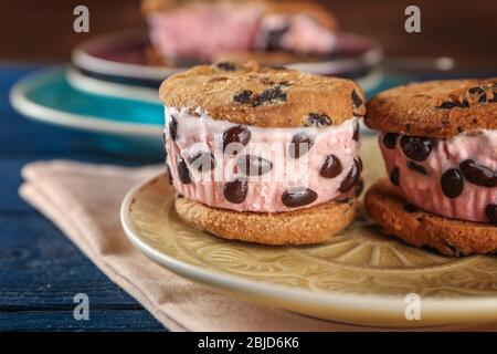 Leckere Kekse mit Eis und Schokoladenchips auf dem Teller Stockfoto