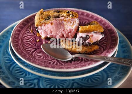 Leckere Kekse mit Eis und Schokoladenchips auf dem Teller Stockfoto