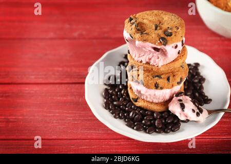 Leckere Kekse mit Eis und Schokoladenchips auf dem Teller Stockfoto