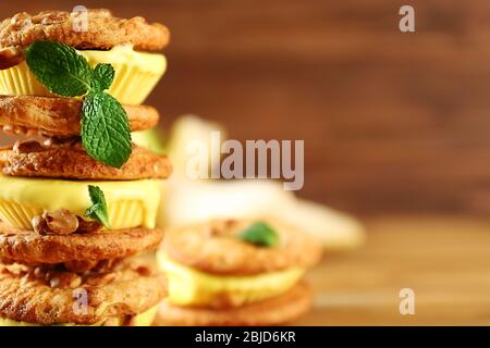 Köstliche Zitroneneis-Plätzchen-Sandwiches auf Holzhintergrund Stockfoto