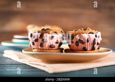 Leckere Kekse mit Eis und Schokoladenchips auf dem Teller Stockfoto