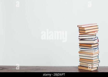 Eine Menge Stapel von Lehrbüchern für Hochschule auf einem weißen Hintergrund Stockfoto