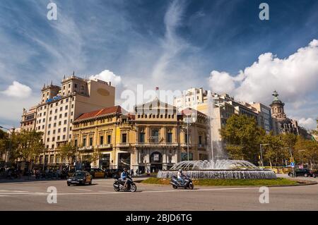 Barcelona, Spanien - 19. September 2014: Brunnen auf dem Passeig de Gracia. Diese Straße ist eine der Hauptstraßen in der Stadt. Barcelona, Spanien. Stockfoto