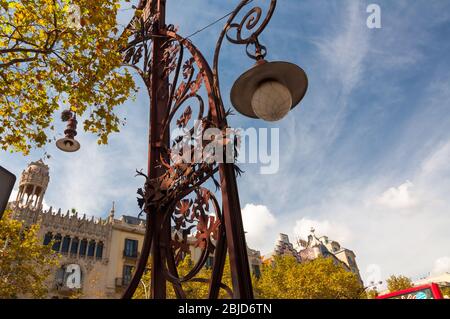 Barcelona, Spanien - 19. September 2014: Moderne Straßenlaterne auf dem Passeig de Gracia, Barcelona, Spanien Stockfoto