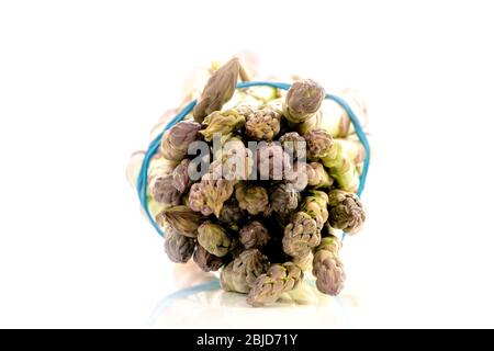 Frisch geernteter Spargel auf weißem Hintergrund Stockfoto