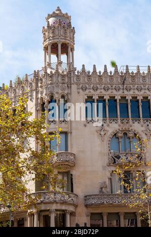 Barcelona, Spanien - 19. September 2014: Die Casa Lleó Morera ist ein Gebäude entworfen vom bekannten Modernisme Architekten Lluis Domenech Montaner, befindet sich am Stockfoto