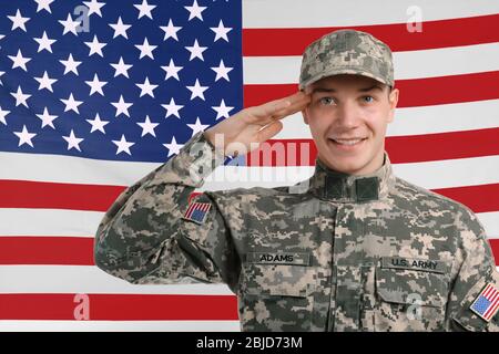 Salutieren Soldat mit USA-Flagge auf Hintergrund Stockfoto