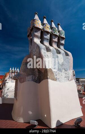 Barcelona, Spanien - 19. September 2014: Dach des Hauses Casa Batllo - Haus der Knochen von Antoni Gaudi entworfen. Keramikfliesen, mit Turm und Glühbirne. Stockfoto